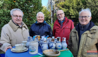 Gründer des Flohmarkts vor 50 Jahren, Dr. Christoph Müllerleile (1.v.l.) mit weiteren ehemaligen Vorsitzenden des Jugendrings aus den 70er Jahren (v.l.r.n.) Wilfried Grünwald (73-74), Reinhard Cimiotti (73), Hans-Georg Brum (75-76 + 78).