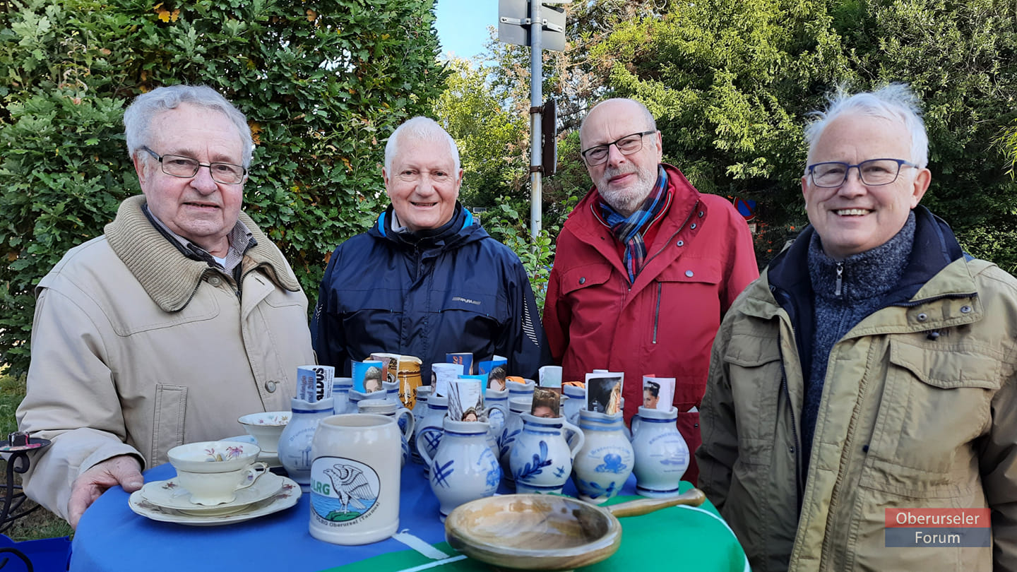 Gründer des Flohmarkts vor 50 Jahren, Dr. Christoph Müllerleile (1.v.l.) mit weiteren ehemaligen Vorsitzenden des Jugendrings aus den 70er Jahren (v.l.r.n.) Wilfried Grünwald (73-74), Reinhard Cimiotti (73), Hans-Georg Brum (75-76 + 78).